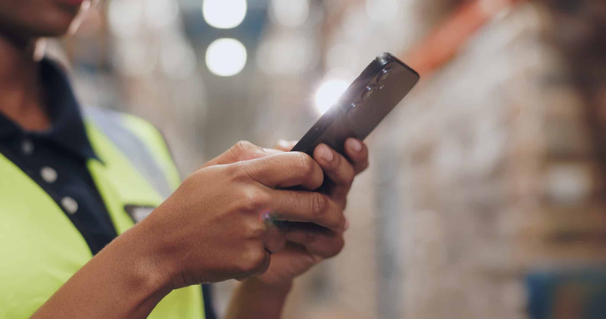 Digitaliser la logistique des négoces : pourquoi une application mobile comme EvoDEPOT change tout